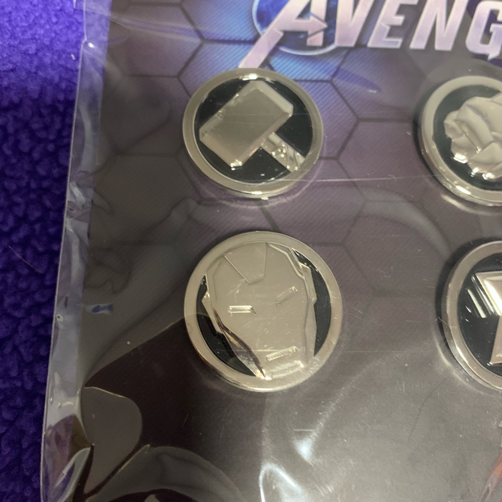 Marvel Avengers Collectors Pin Set - Picture 3 of 5